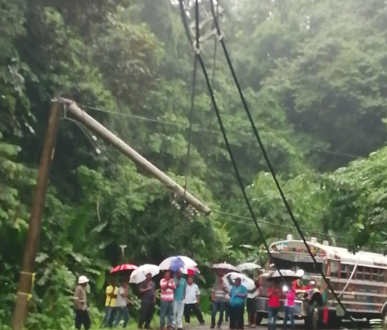 Caída de árbol en Achiote, distrito de Chagres, Costa Abajo de Colón. Foto/Diómedes Sánchez