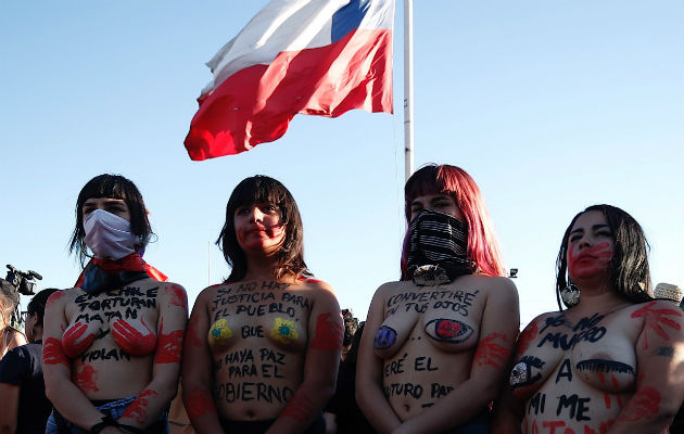 Mujeres participan en la intervención feminista Un violador en tu camino frente al Estadio Nacional en Santiago. EFE.