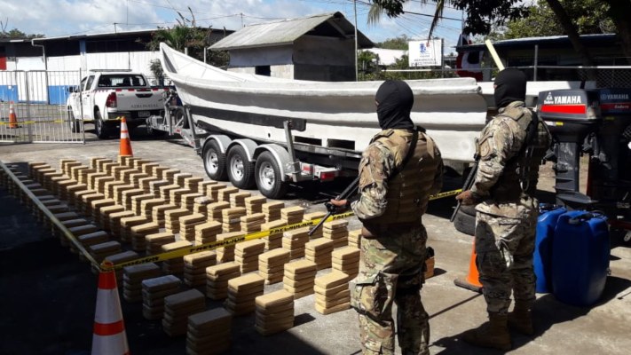  Al realizar la inspección se encontraron escondidas 500 kilos de droga. Se encontraban en la nave, tres hombres de nacionalidad colombiana.
