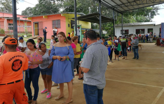 Largas filas de personas se observaron en la venta de jamones en Tolé y Remedios. Fotos: José Vásquez/Thays Herrera