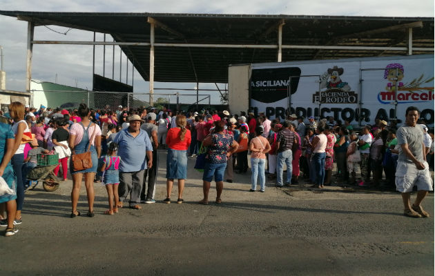 Venta de jamones en Capira. Foto: Eric A. Montenegro.