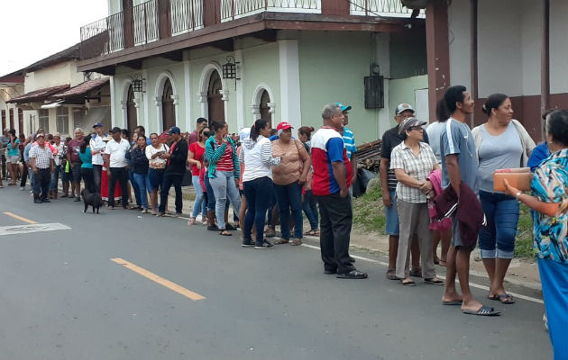 Largas filas de personas se observaron en la venta de jamones en Tolé y Remedios. Fotos: José Vásquez/Thays Herrera