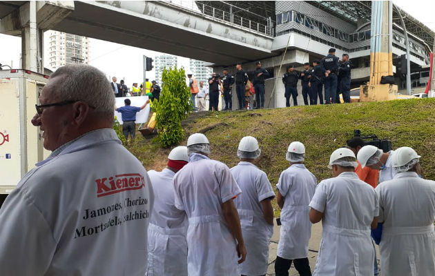 El dueño y empleados de la empresa se oponen a la demolición del muro. Foto/ Víctor Arosemena