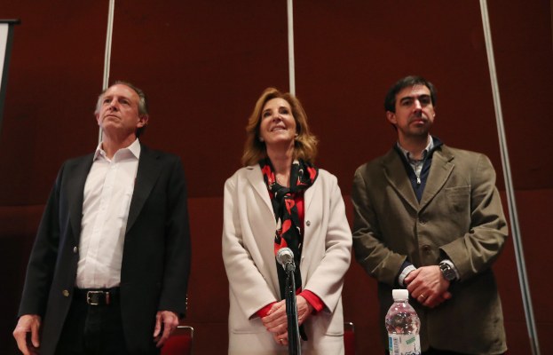 La presidenta de la organización Causa en Común, Maria Elena Morera (c), el director de este organismo, José Antonio Polo (i) y el director de la división de estudios políticos del CIDE, Julio Rios (d), presentan el documento 