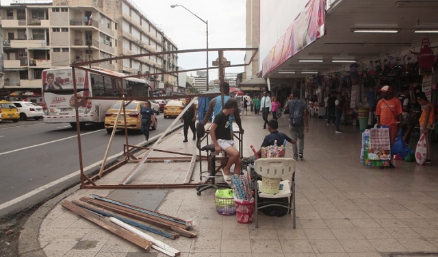 Algunas personas ya han iniciado con la instalación de los puestos de buhonería en Calidonia.