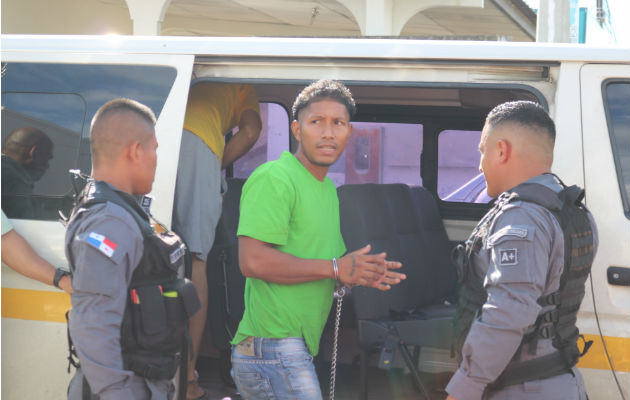 Salieron esposados y fuertemente custodiados por agentes policiales. Foto: Melquíades Vásquez.