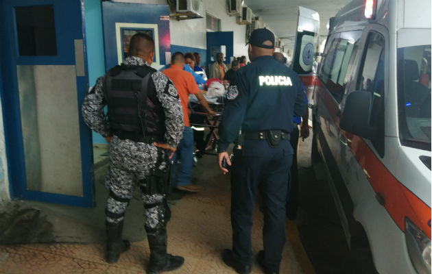 Los heridos fueron llevados primero al cuarto de urgencias de la Policlínica de Coco Solo. Foto: Diómedes Sánchez S. 
