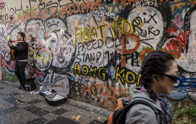 El alcalde de Praga dijo que presión china recordaba a los ex gobernantes comunistas. En el Muro Lennon. Foto/ Kasia Strek.