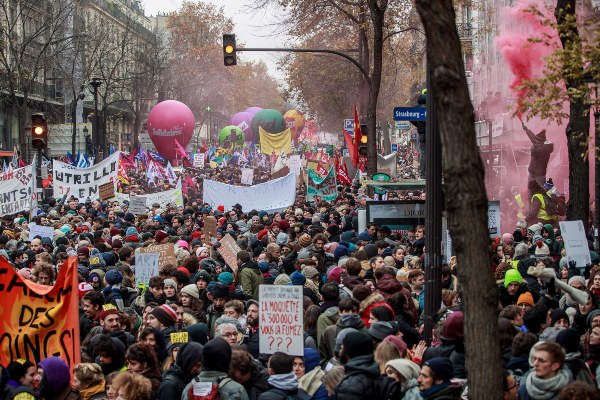 Los sindicatos que representan a los trabajadores de ferrocarriles y transporte y muchos otros en el sector público han pedido huelga general y manifestación para protestar contra la reforma del sistema de pensiones del gobierno francés. FOTO/AP