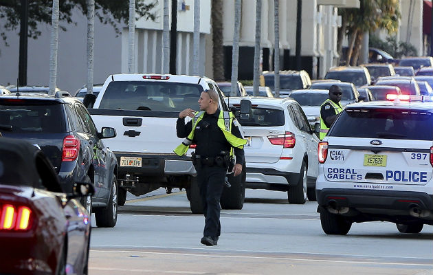 Agentes policiales dirigen el tráfico tras el robo a la joyería. Foto: AP.