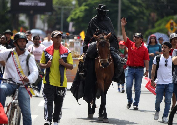 Un hombre caracterizado como el personaje 'El Zorro' participa en una marcha como parte de la tercera jornada de