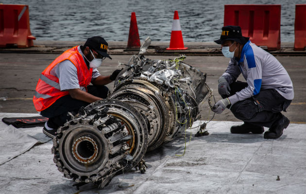 Investigadores examinan parte de un motor del accidente del Vuelo 610 de Lion Air. Murieron 189 personas. Foto/ Ulet Ifansasti/Getty Images.