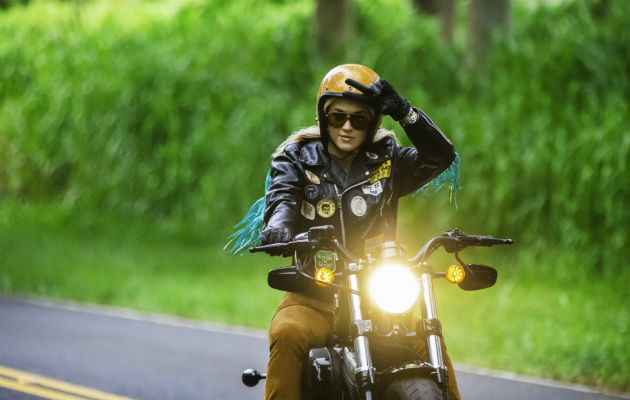 Katy Perry aparece manejando una Harley, como símbolo feminista. Foto/ Rony Alwin.