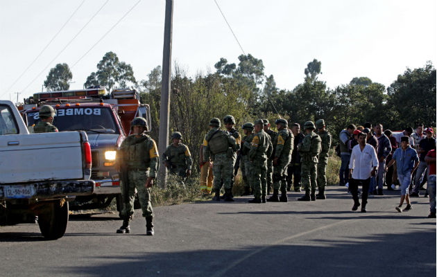  Soldados vigilando la zona donde ocurrió la explosión en Santa Cruz Alpuyeca, Puebla. Foto:EFE.(México).