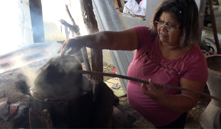 Yanett Mendoza cocina el junco con el chisná.  Foto: Juan Carlos Lamboglia