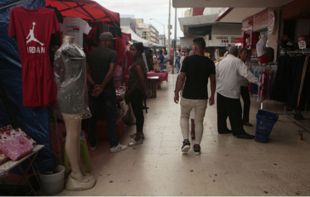 Los comerciantes aseguran que la buhonería es una forma de competencia desleal.  Víctor Arosemena