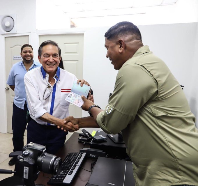 El presidente Laurentino Cortizo estuvo en Bocas del Torro reabriendo la oficina regional de la Autoridad de Pasaportes.