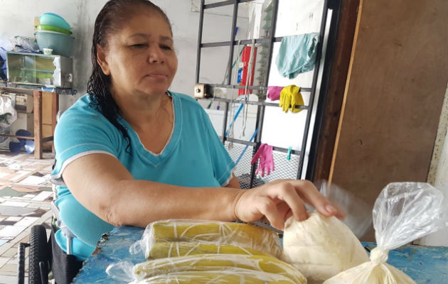 Cada día en su silla de ruedas colabora con la búsqueda del sustento familiar. Foto: Thays Domínguez.