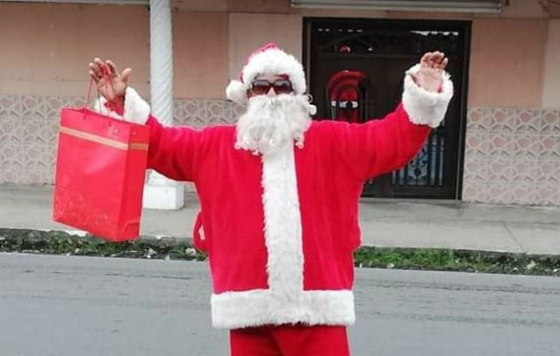 Efraín Pitti acostumbra disfrazarse de Santa en Navidad y llevar alegría a los niños.Foto: Diómedes Sánchez S. 