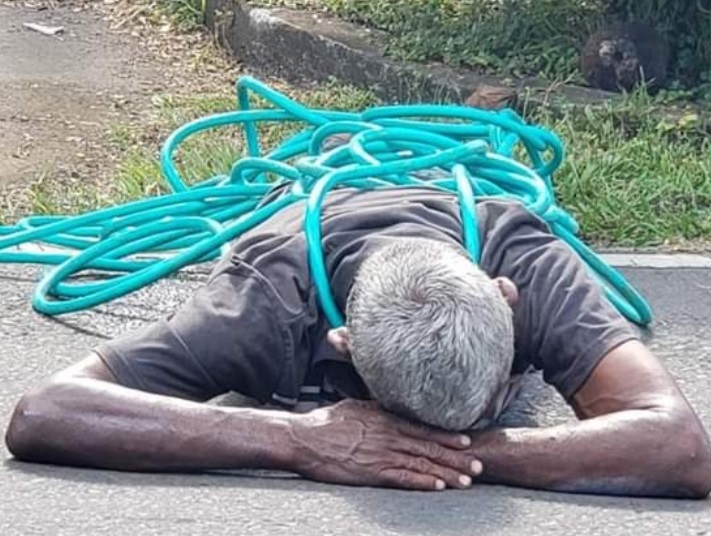 El propietario de la residencia, al observar al sujeto, quien es de avanzada edad, lo aprehendió con el apoyo de otros moradores cuando pretendía escapar. Foto/Mayra Madrid