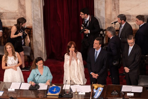 La nueva vicepresidenta de Argentina, Cristina Fernández de Kirchner, celebra su juramentación. FOTO/EFE