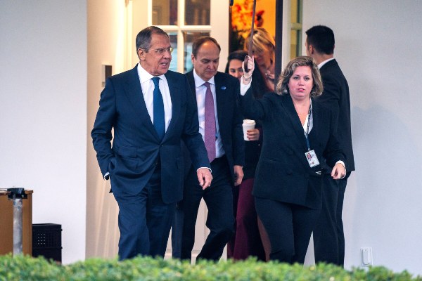 El ministro de Asuntos Exteriores de Rusia, Sergey Lavrov, sale después de reunirse con el presidente de los Estados Unidos, Donald J. Trump, en la Casa Blanca. FOTO/AP