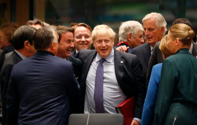 El primer ministro, Boris Johnson, realizó una purga para echar fuera a los miembros moderados y aceleró el cambio de un partido de ideología económica y social liberal a uno conservador en lo cultural e intervencionista en el ámbito económico.Foto: AP/Frank Augstein.