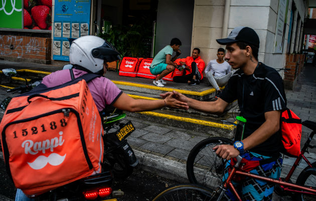 Repartidores de Rappi deben comprar sus mochilas y asumir los riesgos del trabajo. Foto/ Federico Rios.