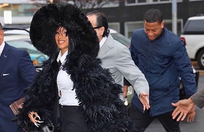 Cardi B y su abrigo de plumas. Foto. Instagram