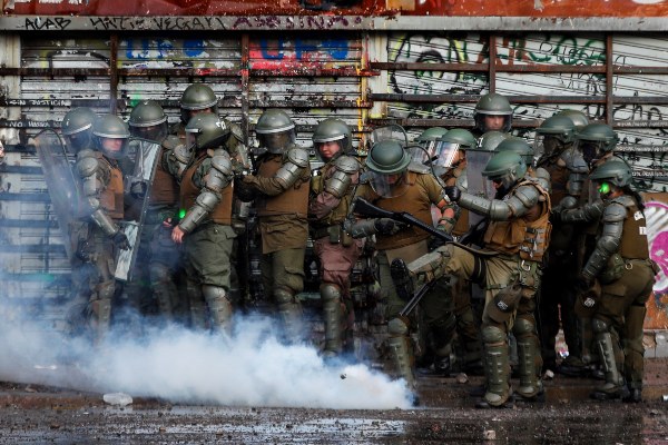 El ministro del Interior, Gonzalo Blumel, informó que los policías involucrados en la represión de las protestas fueron separados de sus funciones mientras dure la investigación de los hechos. FOTO/EFE