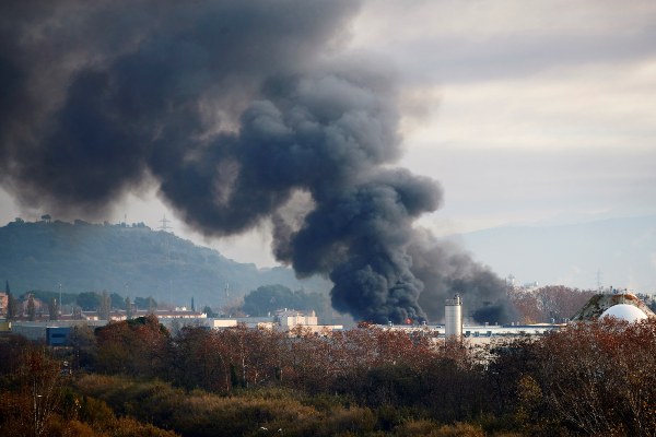 El departamento de bomberos de la región envió unas 30 unidades a apagar el siniestro. FOTO/EFE.