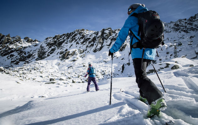 La práctica del esquí cuesta arriba, mejor conocido como “skinning” o esquí de travesía, crece en popularidad. Foto/ Niels Ackermann.