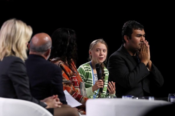  La activista sueca Greta Thunberg (2d) interviene durante el plenario de la Cumbre Climática, en el segundo día de negociaciones de alto nivel para tomar medidas adicionales contra la emergencia climática este miércoles en Ifema en Madrid. FOTO/EFE