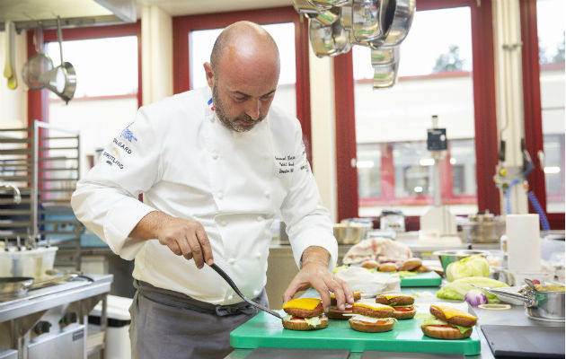 La compañía de alimentos más grande del mundo actúa para reducir su impacto ambiental. Crea hamburguesas veganas con queso y tocino. Foto/ Djamila Grossman.