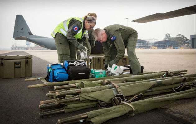 Paramédicos de la Real Fuerza Aérea Australiana se preparan para brindar ayuda médica a los afectados por la erupción. Foto: EFE.