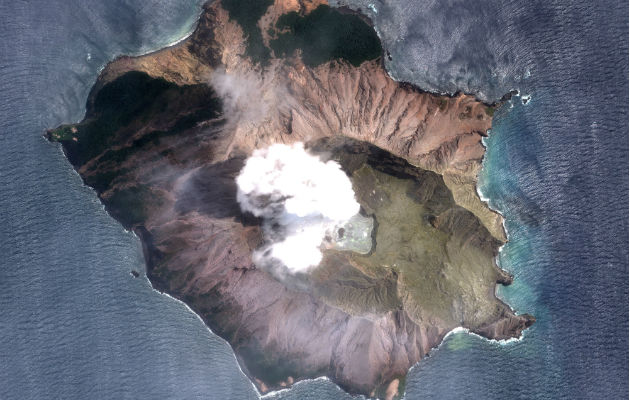 Paramédicos de la Real Fuerza Aérea Australiana se preparan para brindar ayuda médica a los afectados por la erupción. Foto: EFE.