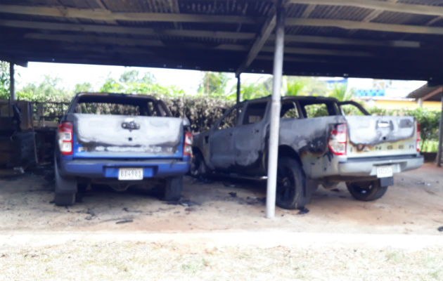 Los autos quemados estaban estacionados fuera de la residencia. Foto: Thays Domínguez. 