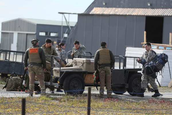 Un equipo de rescate del ejército chileno prepara su equipo antes de partir para buscar un avión de transporte C-130 Hércules perdido, en la base aérea de Punta Arenas. FOTO/AP
