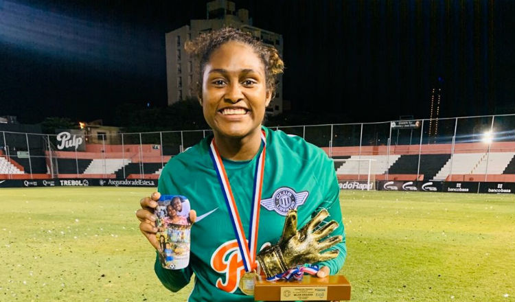 Panameña Yenith Baile, Yenith Bailey posa con su premio. 