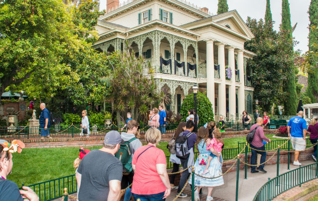 Con más de 200 recorridos en La Mansión Embrujada, R.J. Crowther Jr. es ciudadano honorario de Disneyland. Foto/ Alexander Coggin.