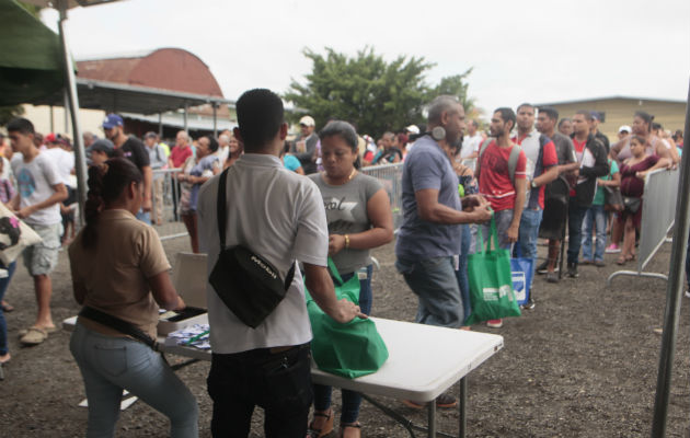 La venta de jamones inicia a la 8 de la mañana. Foto/Víctor Arosemena