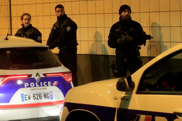 La Defense, un distrito de edificios de oficinas en las afueras de París, es una importante zona comercial con intensa vigilancia por agentes a pie. FOTO/AP