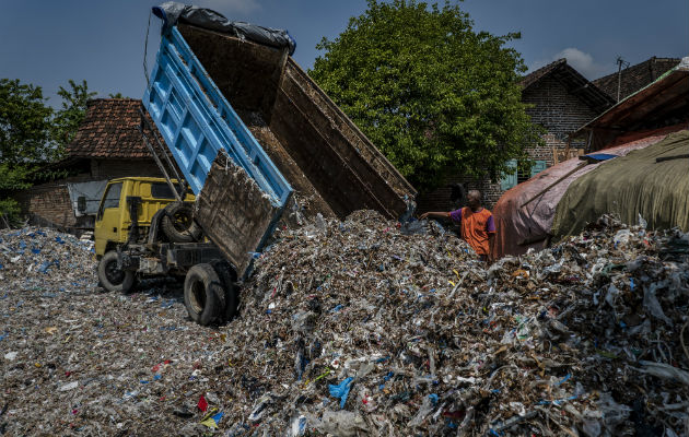 Indonesia importa de Occidente desechos de papel y plástico. Un estudio halló que quemar plástico causa daño. Foto/ Ulet Ifansasti.