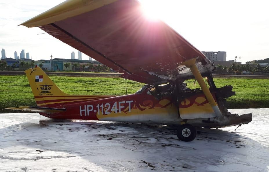 Se presume que la avioneta se salió de la pista y quedó cerca de los hangares.