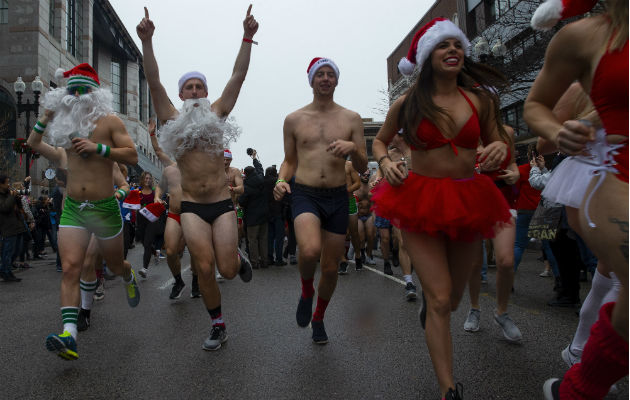 Cientos de Santa Claus corriendo por las calles de Boston. Foto: EFE.