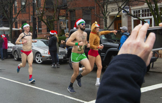 Cientos de Santa Claus corriendo por las calles de Boston. Foto: EFE.