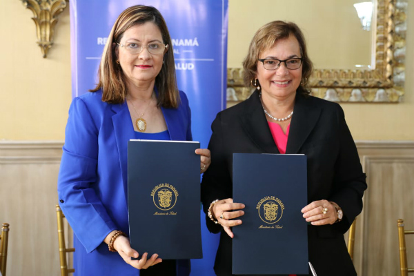 Rosario Turner, ministra de Salud y Diana Carraza directora del Cuerpo de Paz en Panamá. Archivo. 