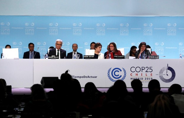 La ministra de Medio Ambiente de Chile y presidenta de la COP25, Carolina Schmidt (2d), durante su participación en el plenario de la Cumbre del Clima de Madrid (COP25). FOTO/EFE