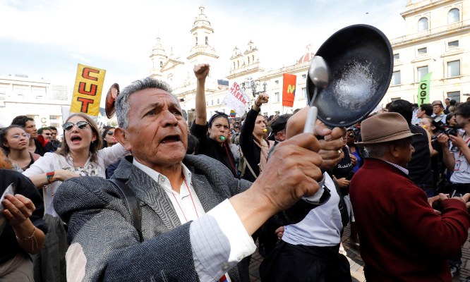 La manifestación se realiza en la Plaza de Bolívar de Bogotá, donde está ubicado el Capitolio Nacional, en rechazo a la ley de financiamiento que se tramita en el Congreso y que se prevé que sea votada esta semana. FOTO/EFE