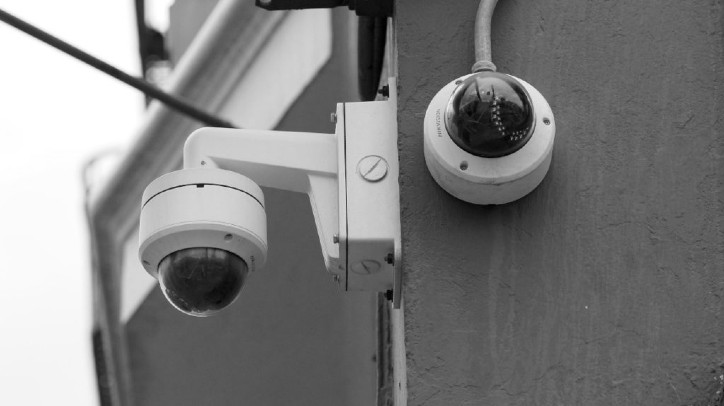 Una de las primeras acciones sería definir las áreas y que no se permita dentro de baños, cambiadores o salones de clases, ya que podría vulnerar la intimidad y privacidad de los estudiantes. Foto: EFE.